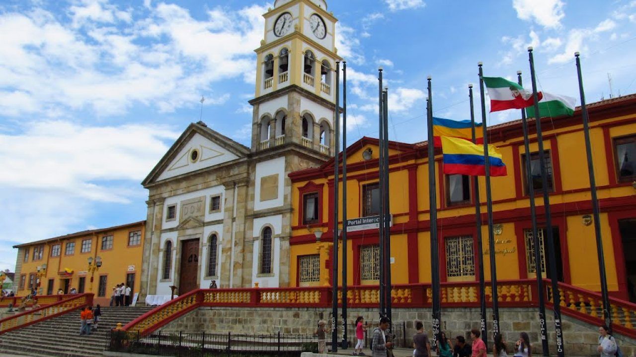 Fachada colorida de la iglesia de Anolaima