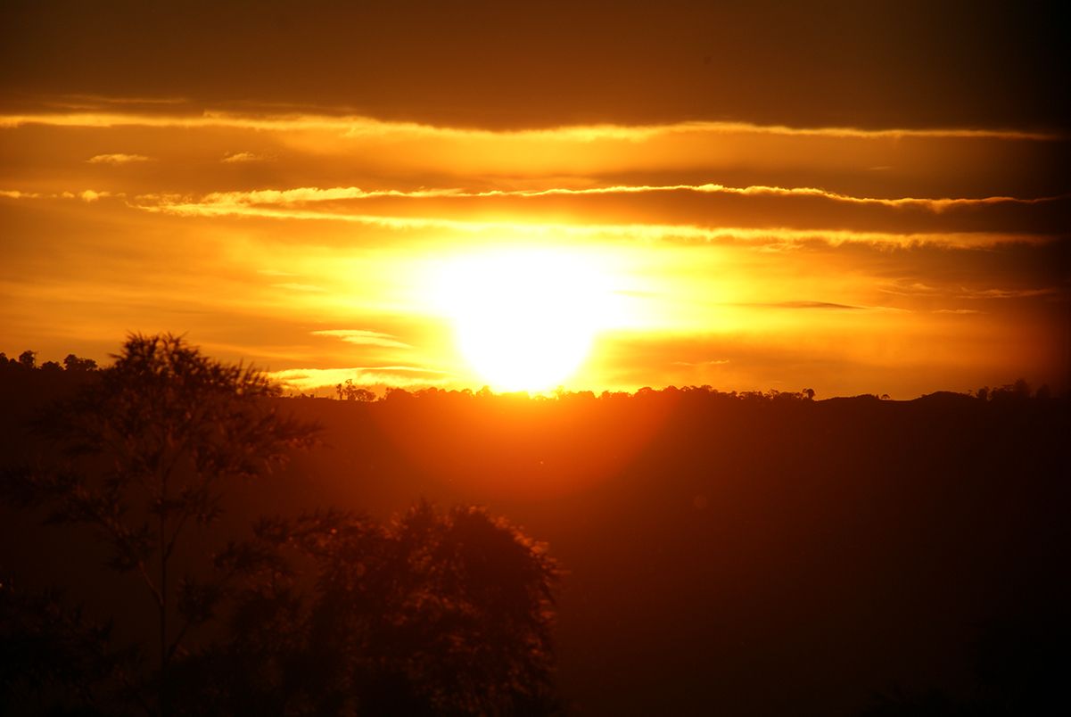 Atardecer naranja sobre las montañas de Cachipay