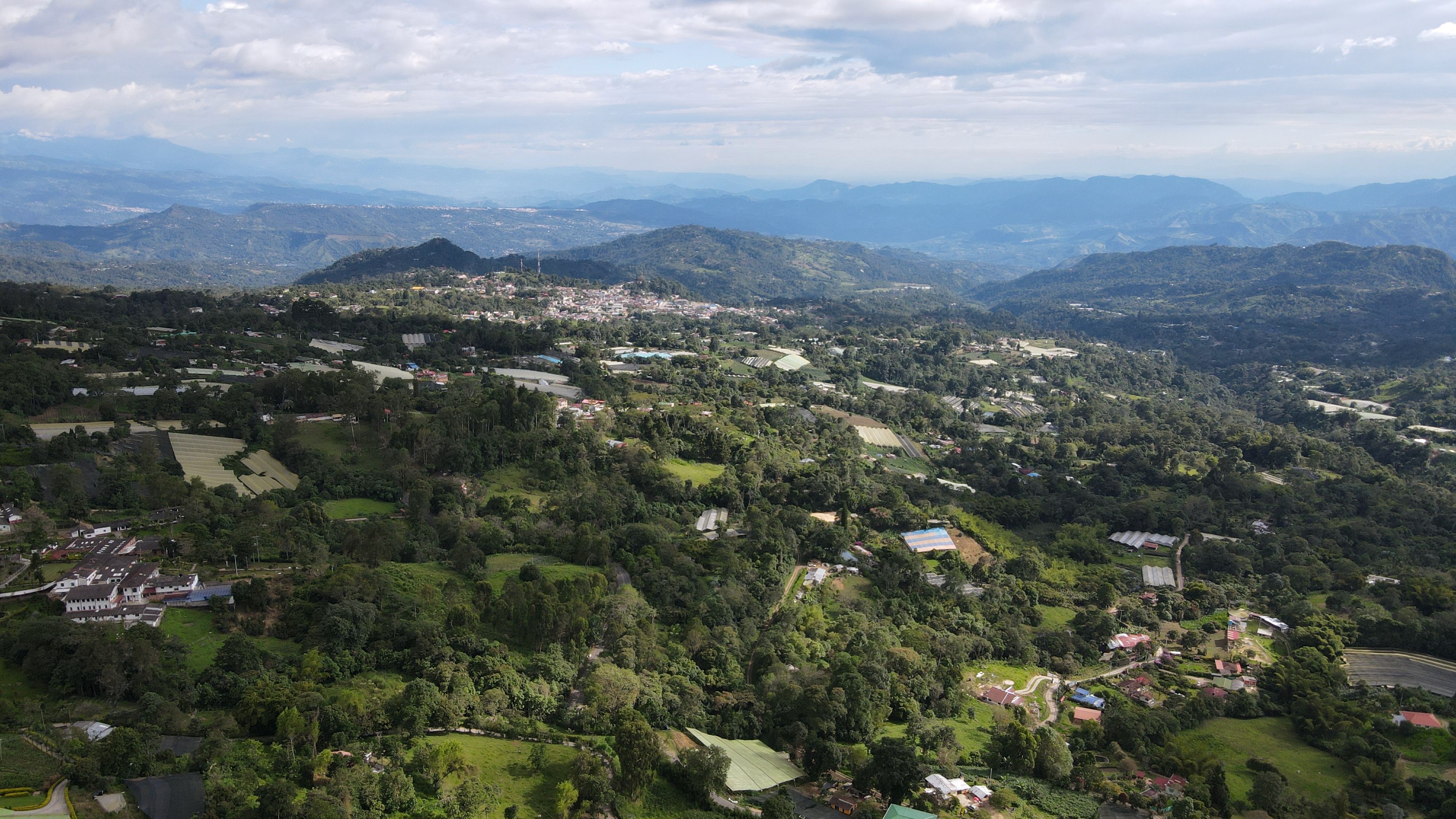 Vista panorámica de las montañas y el casco urbano de Cachipay