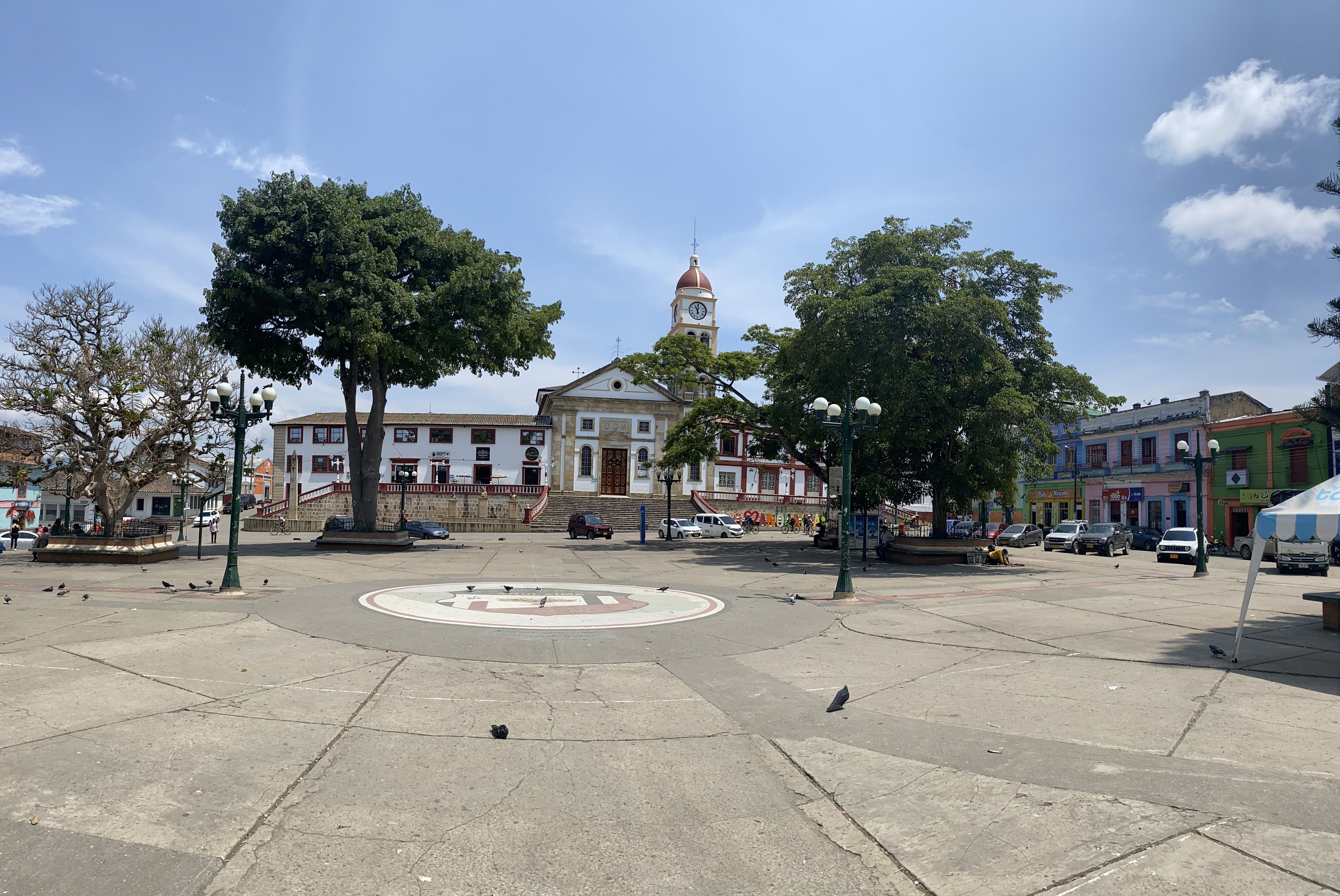 Parque principal de Anolaima con la iglesia al fondo