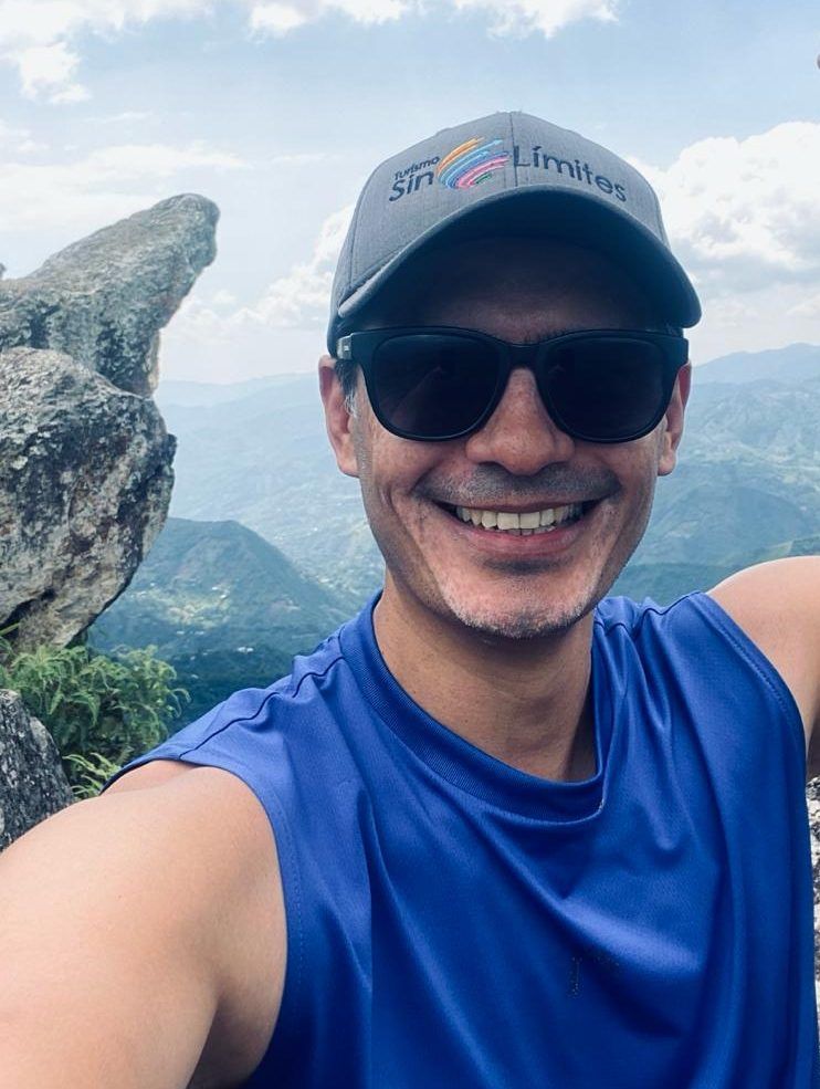 Camilo Moreno, fundador de Turismo Sin Límites, en un mirador de montaña